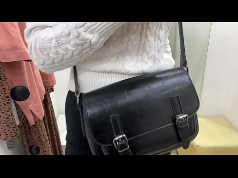 ❤️ Publiekelijke masturbatie van jonge teef FeralBerry met een dildo in de paskamer ❤️ Porno fb at us ❌❤